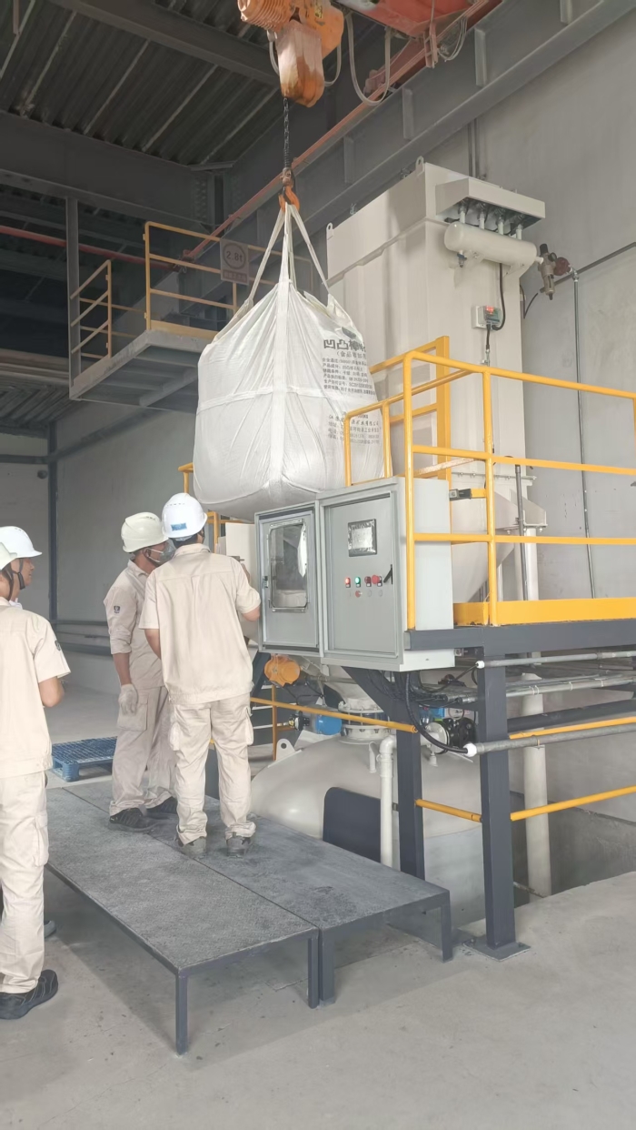 Ton bale unpacking and conveying system
